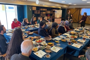 Van İşitme Engelliler ve Aileleri Derneği (VİED) tarafından, engelli mültecilere ve ailelerine yönelik “Engellilik”, “Cinsiyet”, “Toplumsal Cinsiyet”, “Toplumsal Cinsiyet Eşitsizliği ve Nedenleri” başlıkları altında eğitim programı düzenlendi. Sunumu Gazi Üniversitesi Kamu Yönetimi Bölümü mezunu ser