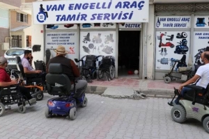 VAN\\\\\\\'IN EDREMİT İLÇESİNDE YAŞAYAN SENAR GÜL, ENGELLİ BİREYLERİN AKÜLÜ ARAÇLARINI ÜCRETSİZ TAMEngelli Bireylerin Akülü Araçlarını Ücretsiz Tamir Ediyor.