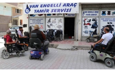 VAN\\\\\\\'IN EDREMİT İLÇESİNDE YAŞAYAN SENAR GÜL, ENGELLİ BİREYLERİN AKÜLÜ ARAÇLARINI ÜCRETSİZ TAMEngelli Bireylerin Akülü Araçlarını Ücretsiz Tamir Ediyor.