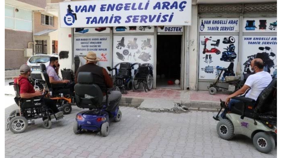 VAN\\\\\\\'IN EDREMİT İLÇESİNDE YAŞAYAN SENAR GÜL, ENGELLİ BİREYLERİN AKÜLÜ ARAÇLARINI ÜCRETSİZ TAMEngelli Bireylerin Akülü Araçlarını Ücretsiz Tamir Ediyor.