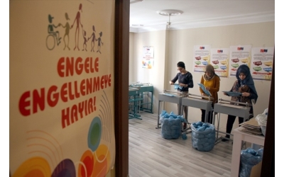 Engellerini bakın ne üreterek aşıyorlar! Van'da açılan kursta sabun ve galoş üretimi yapan işitme engelli kadınlar, bu sayede hem sosyal yaşama katılıyor hem de meslek öğreniyor.