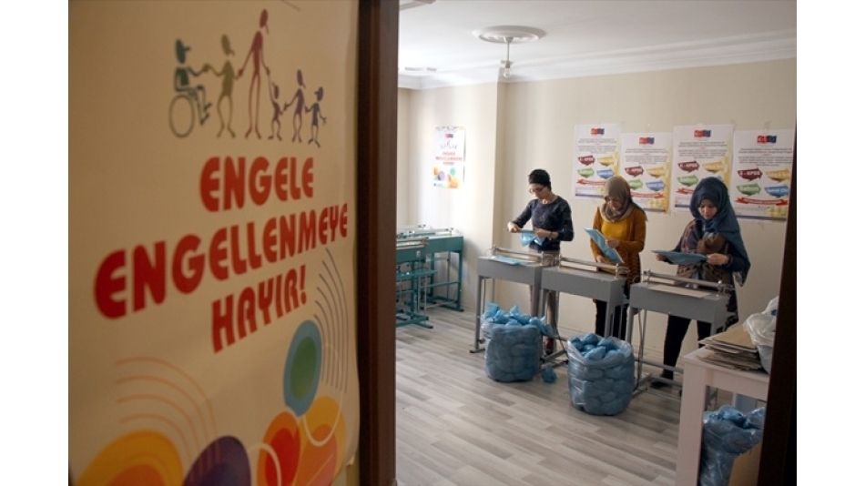 Engellerini bakın ne üreterek aşıyorlar! Van'da açılan kursta sabun ve galoş üretimi yapan işitme engelli kadınlar, bu sayede hem sosyal yaşama katılıyor hem de meslek öğreniyor.